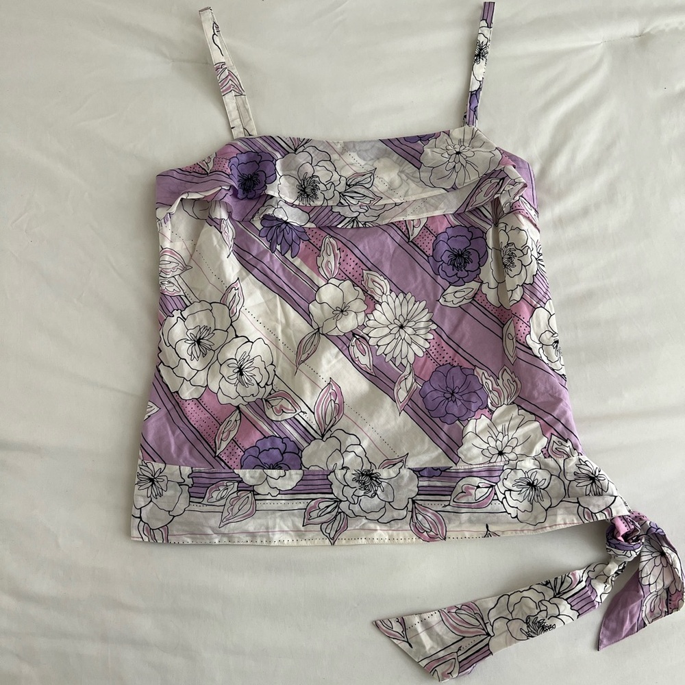 Purple and white floral print cami top with tie detail  🪻
Zipper on the side